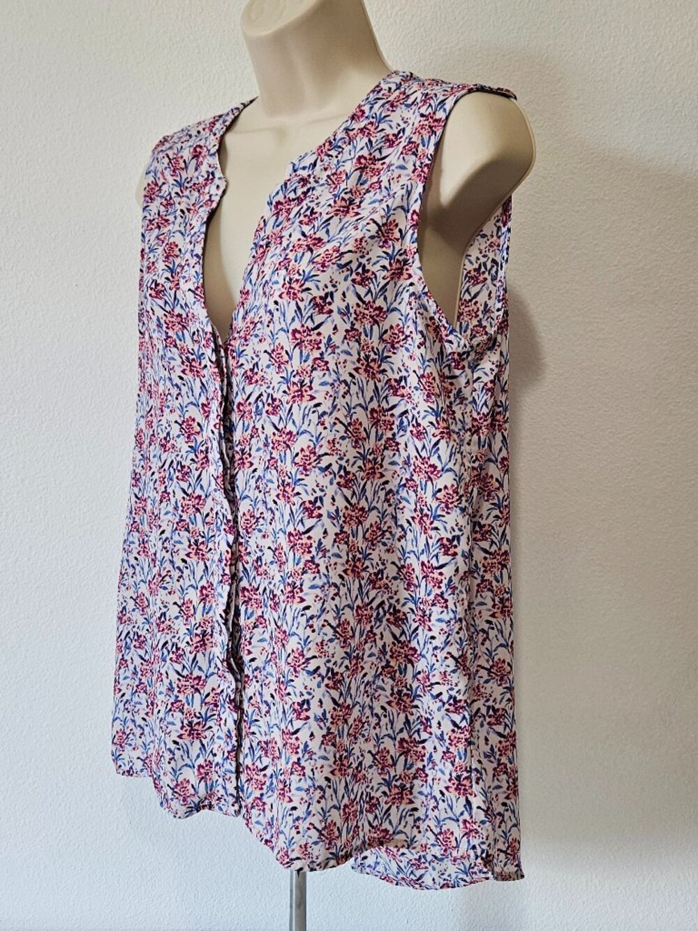 Zac & Rachel Sleeveless Hidden Button Front - Picture 4 of 10